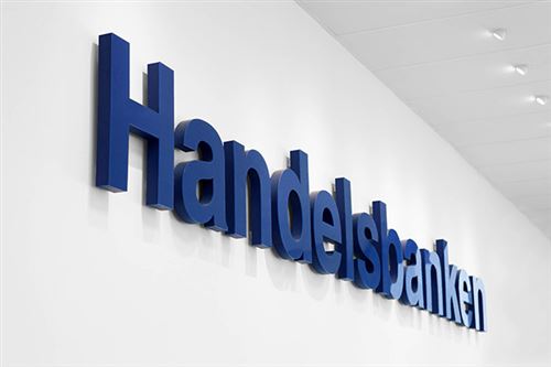 Handelsbankenin sininen logo seinällä