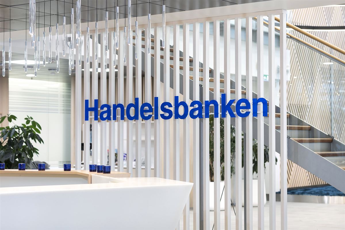 Huvudkontorets entréhall, med Handelsbankens logo på väggen. 