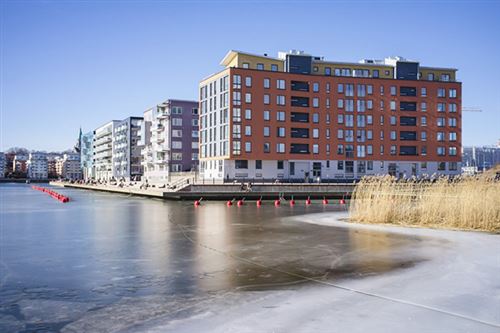 Höghus på stranden på vintern